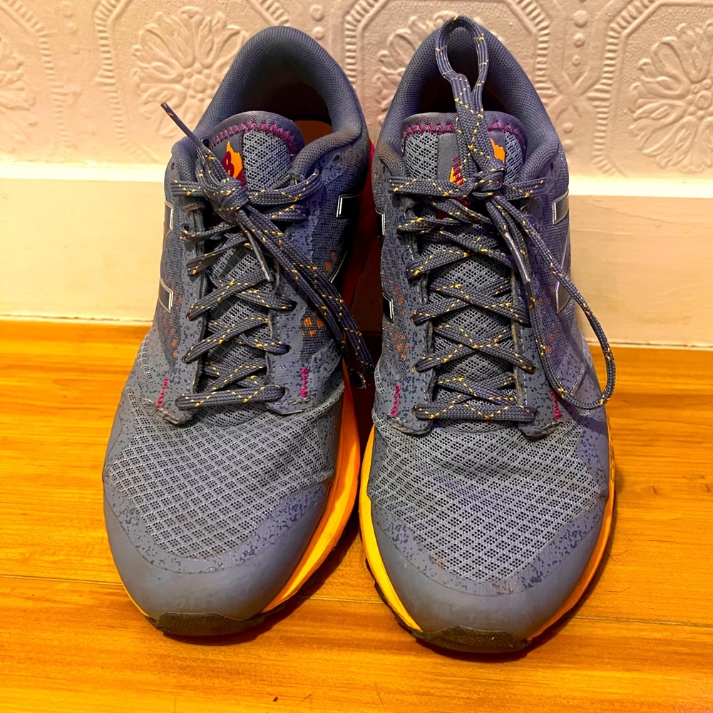 Women’s 8.5 New Balance 690 all terrain running shoe
